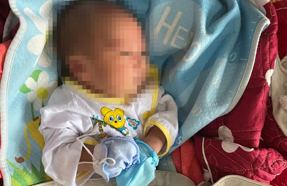 Bé sơ sinh bị bỏ rơi ở thị trấn Hương Khê (huyện Hương Khê, tỉnh Hà Tĩnh)