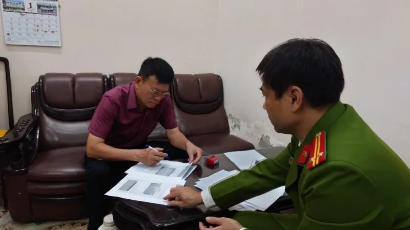 Công an làm việc với Đào Văn Long, Giám đốc Trung tâm Đăng kiểm xe cơ giới tỉnh Thừa Thiên Huế