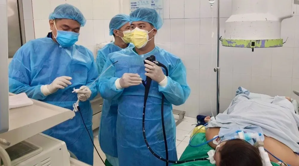 Các bác sĩ đang tiến hành nội soi cho bệnh nhân