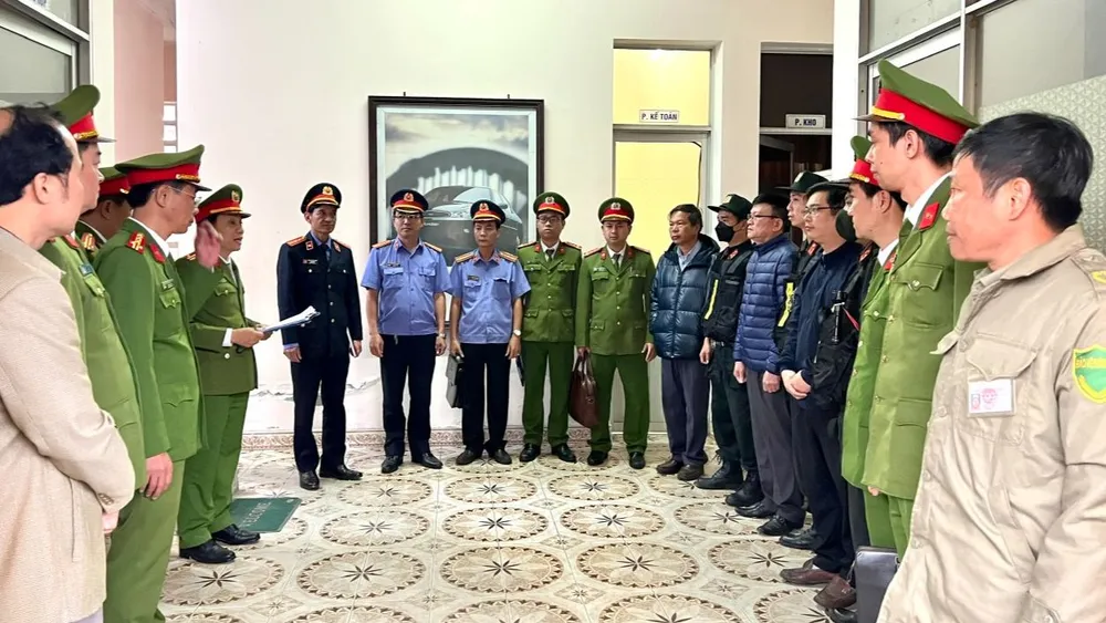 Cơ quan Cảnh sát điều tra Công an Thừa Thiên - Huế đọc lệnh bắt giam các đối tượng