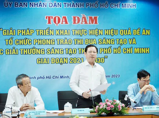 Phó Trưởng Ban Thi đua - Khen thưởng TPHCM Nguyễn Hoàng Hưng trình bày đề dẫn toạ đàm. Ảnh: ĐỨC CƯỜNG