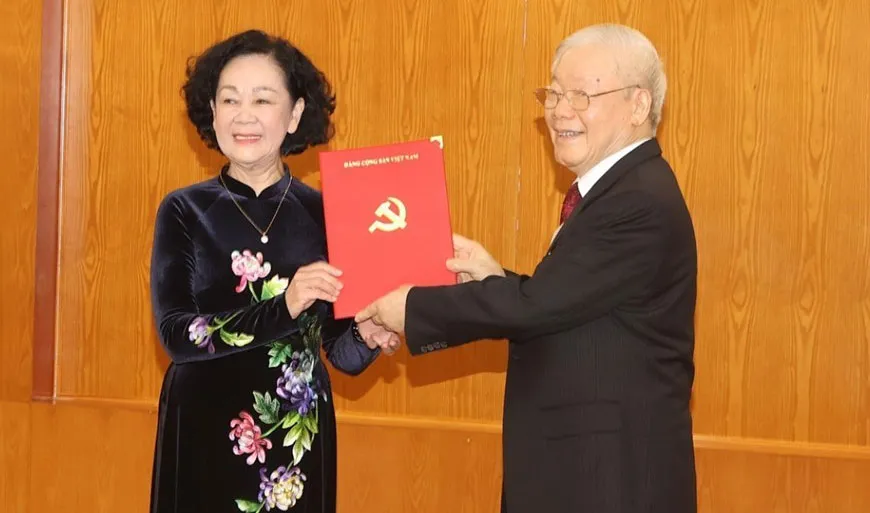 Tổng Bí thư Nguyễn Phú Trọng trao quyết định cho đồng chí Trương Thị Mai, Ủy viên Bộ Chính trị, Thường trực Ban Bí thư. Ảnh: TTXVN