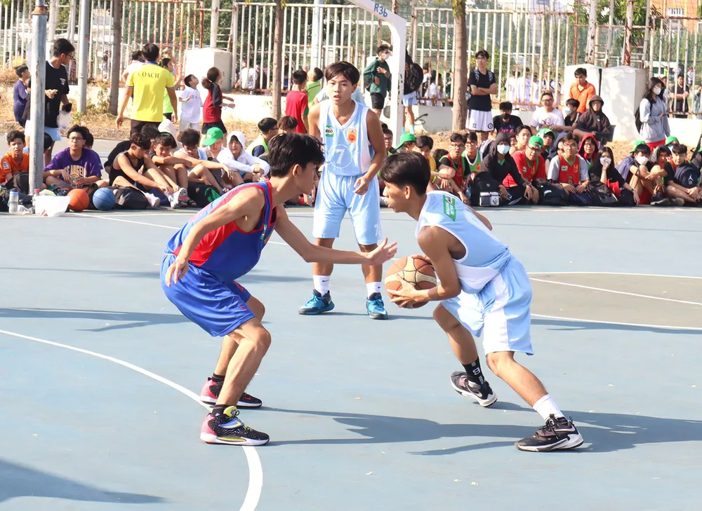 Một trận đấu trong khuôn khổ Giải bóng rổ học sinh TPHCM năm 2023