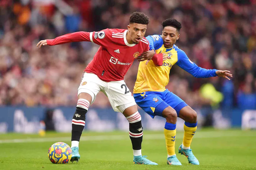 Man.United (trái) sẽ không từ bỏ cuộc đua vào tốp 3 mùa này 