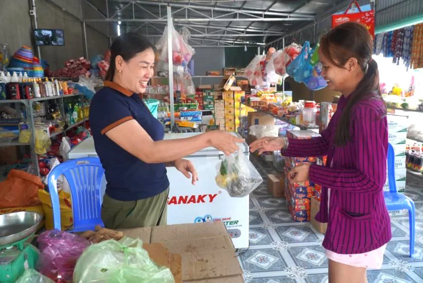 Cửa hàng tạp hóa phục vụ nhu cầu người dân