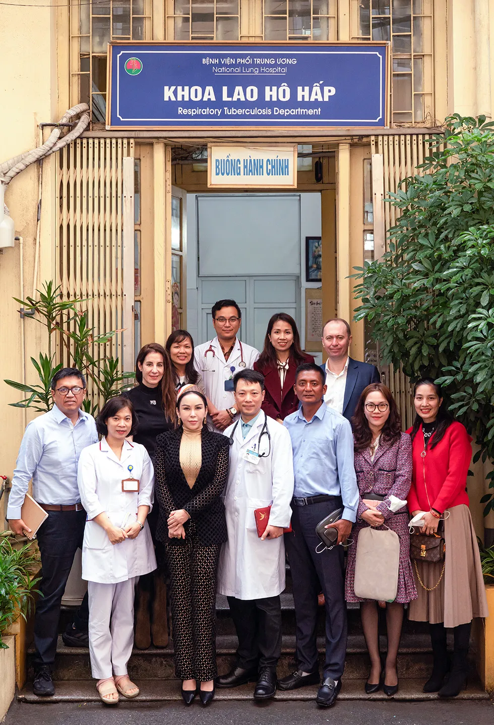 Bà Lê Nữ Thùy Dương (thứ 3 từ trái sang) chụp ảnh với ban lãnh đạo Chương trình Chống lao quốc gia Việt Nam (NTP) và đại diện Quỹ Toàn cầu và các bệnh nhân lao đã hồi phục tại Bệnh viện Phổi Trung ương Hà Nội