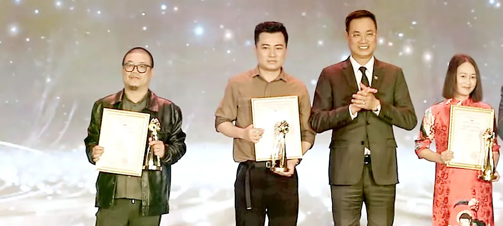 Tổng Giám đốc Đài Truyền hình Việt Nam Lê Ngọc Quang trao giải vàng cho hạng mục phim tài liệu Tổng Giám đốc Đài Truyền hình Việt Nam Lê Ngọc Quang trao giải vàng cho hạng mục phim tài liệu