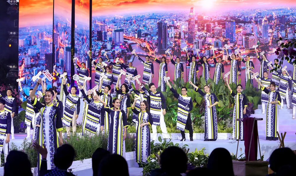 Trình diễn BST áo dài Thành phố đi lên - Đất lành chim đậu của NTK Việt Hùng