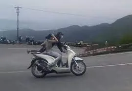 Cặp vợ chồng "diễn xiếc" trên đèo Hải Vân