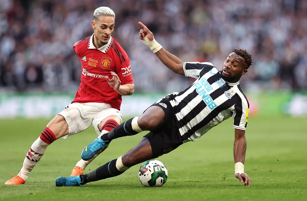 Man.United (trái) sẽ gặp khó khăn trước hàng phòng ngự tốt nhất giải của Newcastle (phải)
