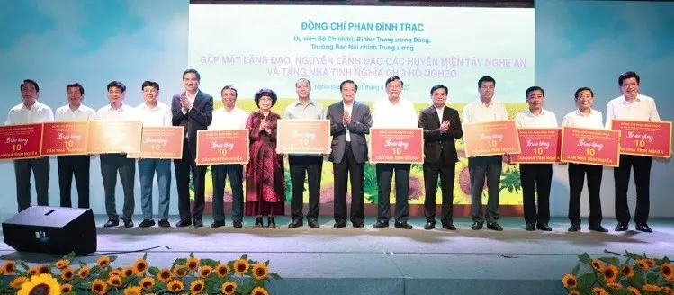 Đồng chí Phan Đình Trạc trao nhà cho người nghèo tại các huyện miền núi Nghệ An. Ảnh: NHANDAN.VN