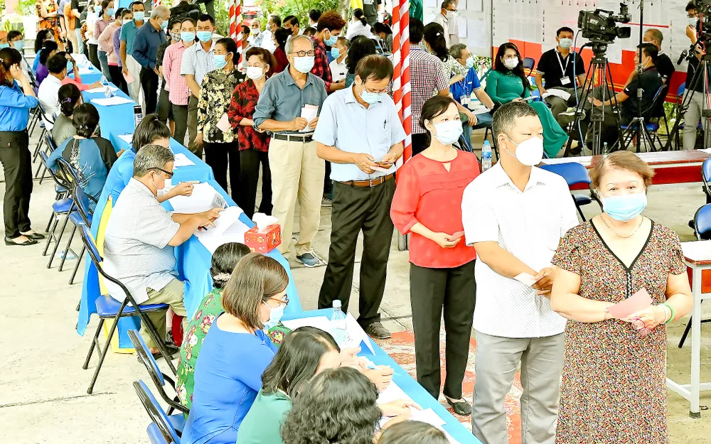 Người dân ở Củ Chi, TPHCM đi bầu cử đại biểu Quốc hội và đại biểu HĐND ngày 23-5-2021 Ảnh: VIỆT DŨNG