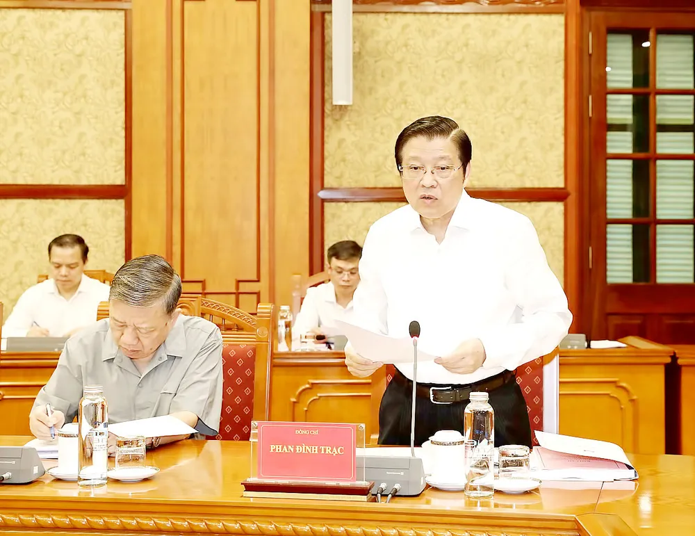 Đồng chí Phan Đình Trạc, Ủy viên Bộ Chính trị, Bí thư Trung ương Đảng, Trưởng Ban Nội chính Trung ương, trình bày báo cáo tại cuộc họp. Ảnh: TTXVN
