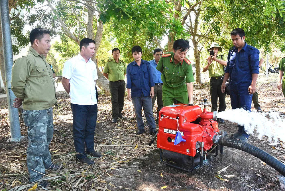Lực lượng chức năng kiểm tra thiết bị chữa cháy tại Vườn quốc gia U Minh Thượng