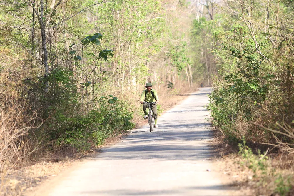 Kiểm lâm Vườn quốc gia Yok Đôn tuần tra rừng bằng xe đạp