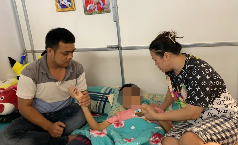 Sau vụ tai nạn, bố mẹ em U. phải bán nhà, đi ở trọ để có chi phí cứu chữa cho con Sau vụ tai nạn, bố mẹ em U. phải bán nhà, đi ở trọ để có chi phí cứu chữa cho con