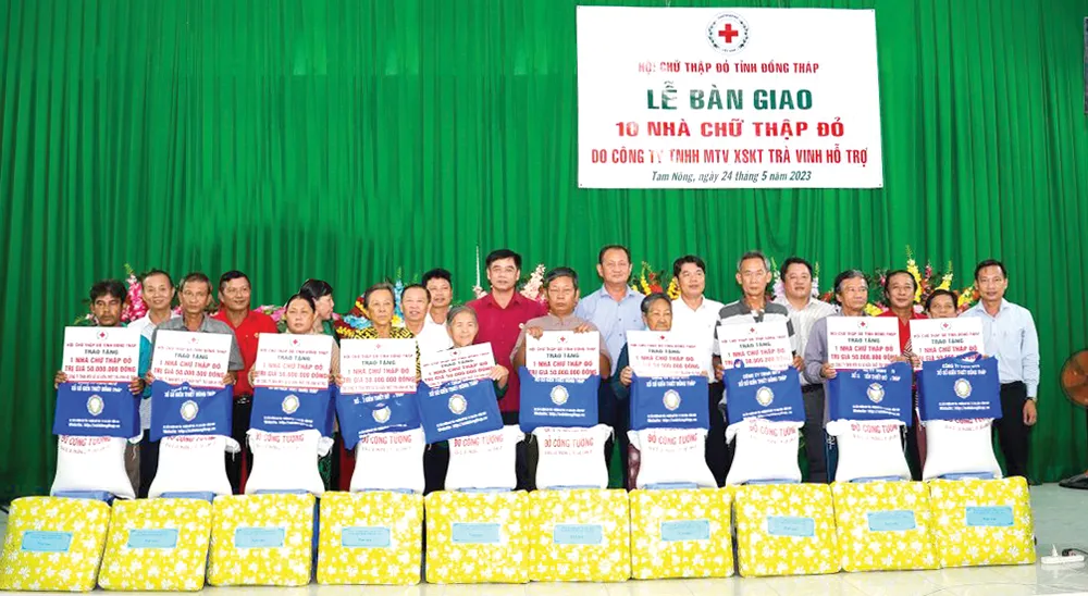 Trao tặng 10 căn nhà Chữ thập đỏ cho 10 hộ nghèo tại xã Phú Thành A, huyện Tam Nông tỉnh Đồng Tháp