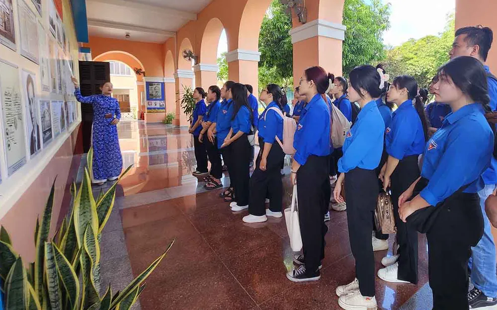 Bảo tàng Hồ Chí Minh - Chi nhánh TPHCM được nhiều bạn trẻ đến tham quan, học tập 