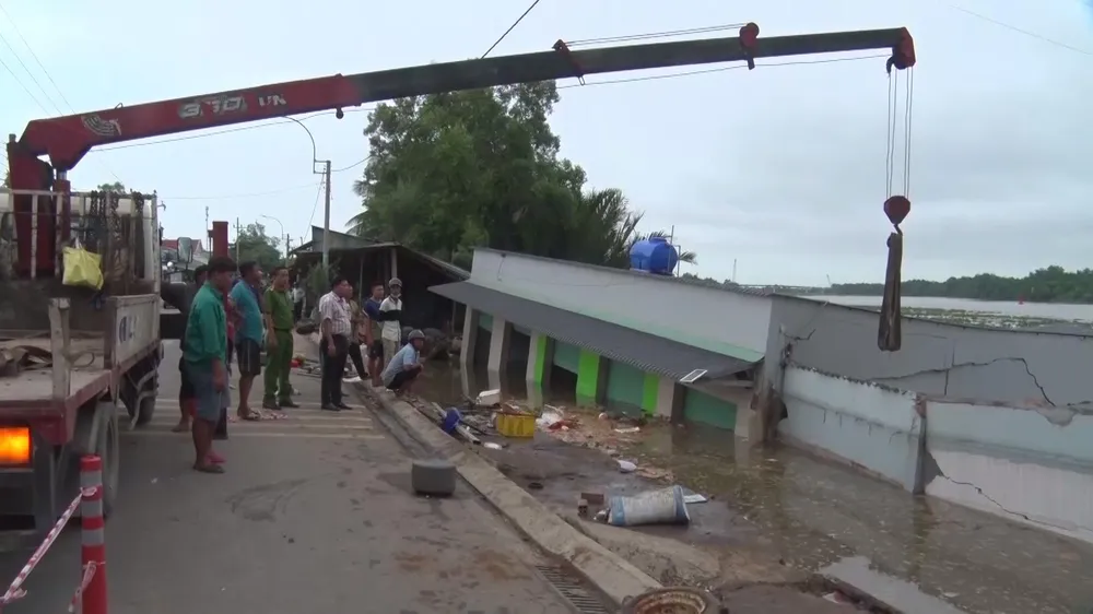 Vụ sạt lở làm 5 ki-ốt của người dân sụp xuống sông Vụ sạt lở làm 5 ki-ốt của người dân sụp xuống sông