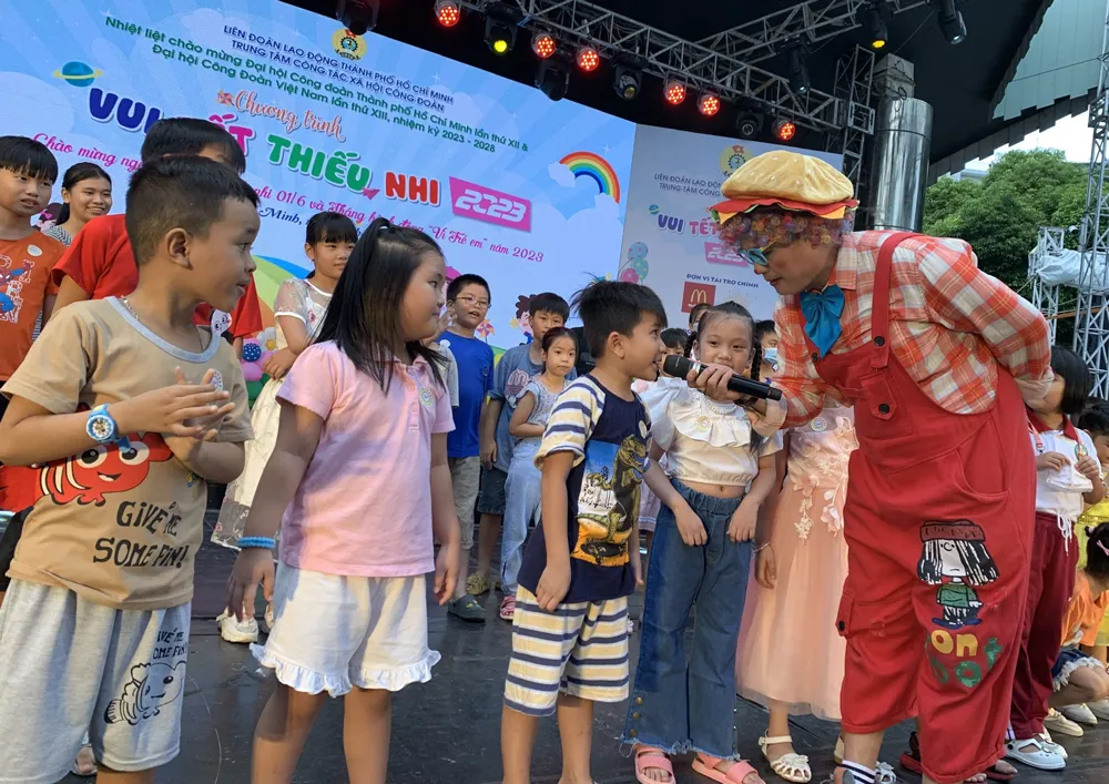 Thiếu nhi là con công nhân tham gia chương trình “Vui tết thiếu nhi”