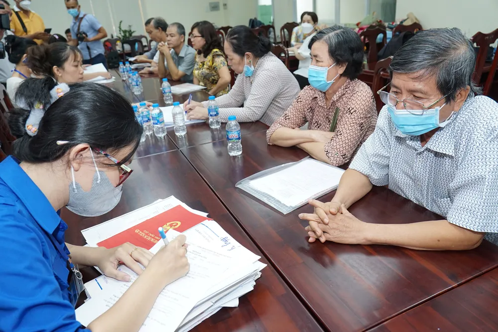 Người dân nhận bồi thường của dự án đường Vành đai 3 TPHCM tại TP Thủ Đức (TPHCM) Ảnh: HOÀNG HÙNG