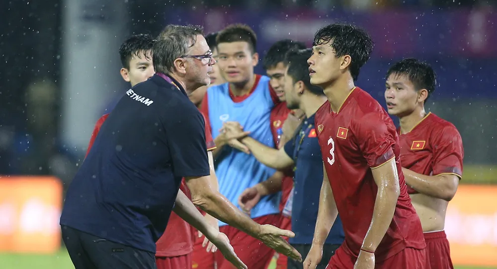 HLV Troussier chỉ đạo các học trò trong trận giao hữu Việt Nam - Hồng Công (Trung Quốc)