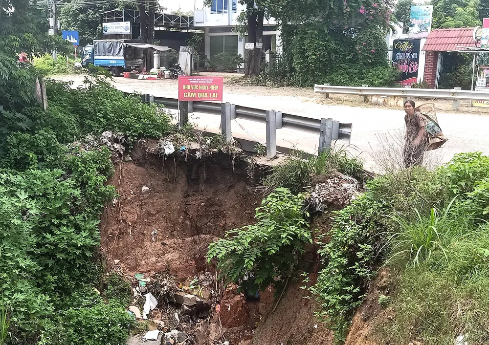 Do mưa lớn, đường Hai Bà Trưng, TP Kon Tum bị sạt lở, hở hàm ếch.Ảnh: HỮU PHÚC