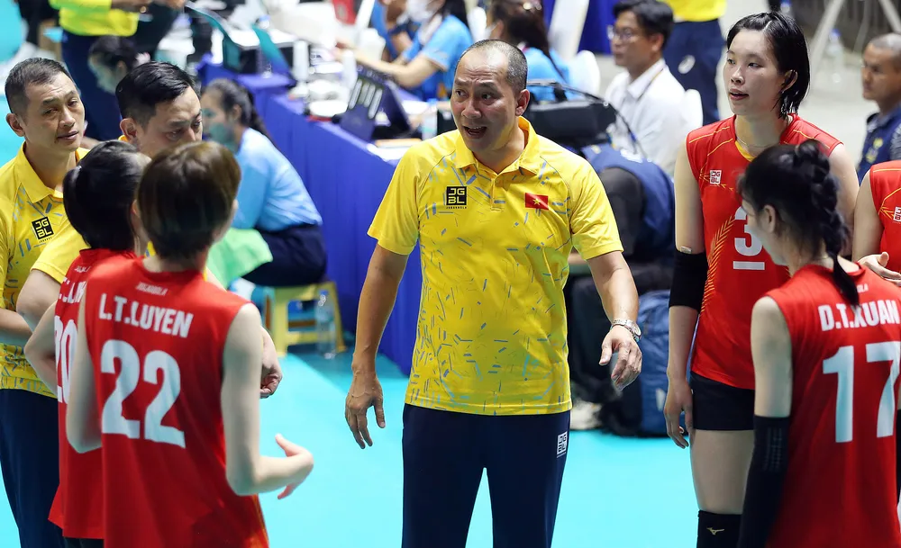  HLV Nguyễn Tuấn Kiệt chỉ đạo các học trò tại AVC Challenge Cup 2023. Ảnh: P. MINH