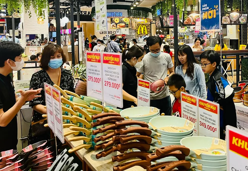 Khách chọn mua hàng khuyến mãi tại Aeon Mall Tân Phú (TPHCM)