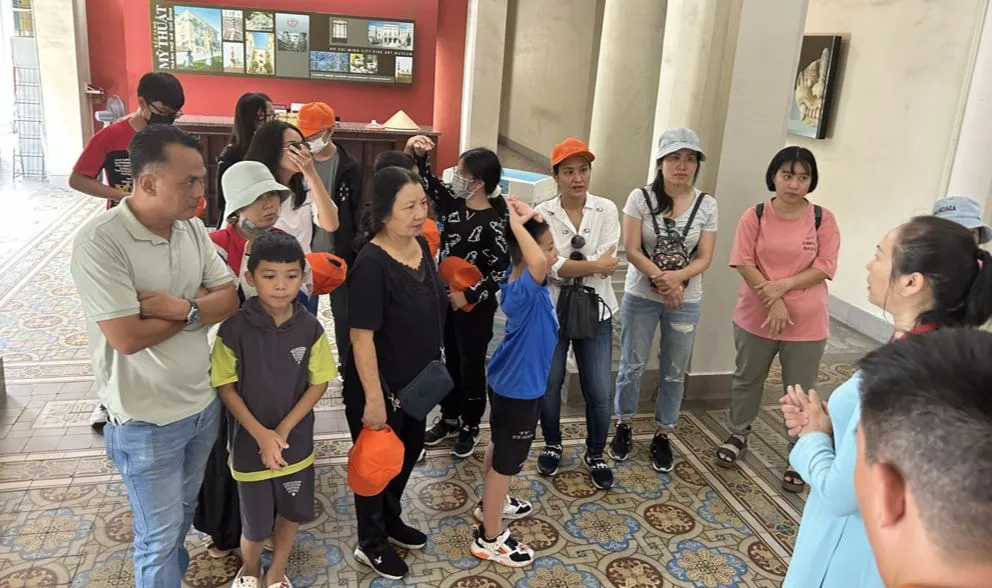 Khách tham quan Bảo tàng Mỹ thuật TPHCM