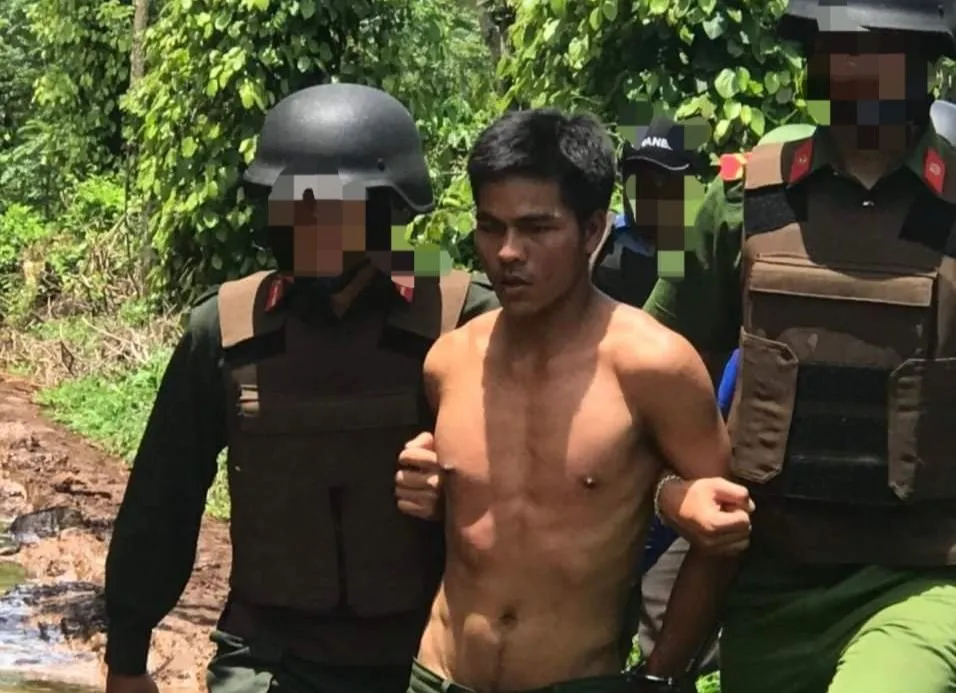 Đối tượng Y Khing Liêng bị lực lượng công an bắt giữ