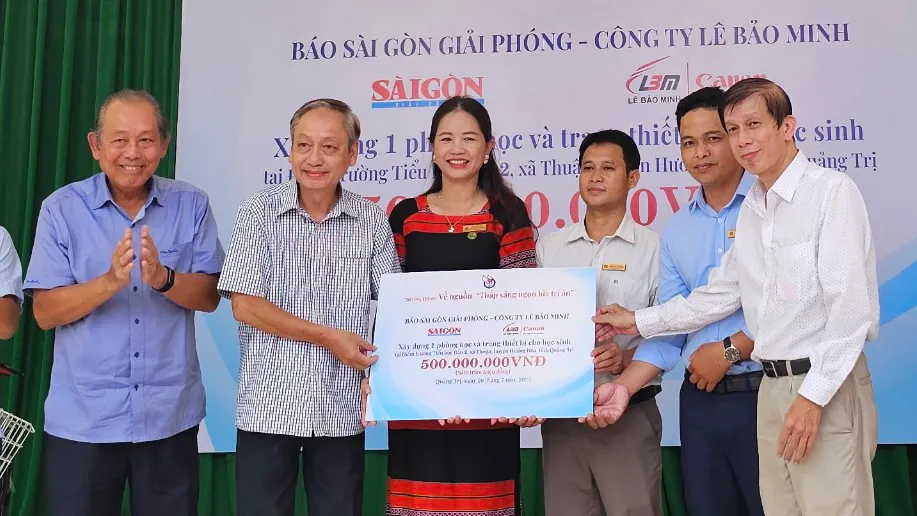Đại diện Báo SGGP và Công ty Lê Bảo Minh trao biểu trưng tài trợ 500 triệu đồng xây dựng phòng học tại Trường Tiểu học Thuận Đại diện Báo SGGP và Công ty Lê Bảo Minh trao biểu trưng tài trợ 500 triệu đồng xây dựng phòng học tại Trường Tiểu học Thuận