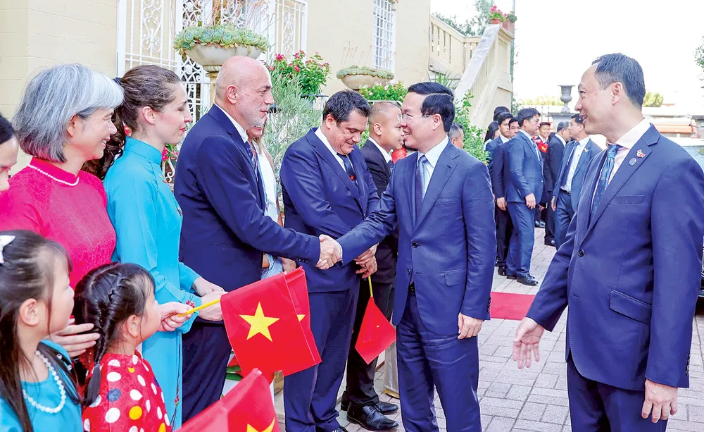 Chủ tịch nước Võ Văn Thưởng gặp mặt kiều bào và những người bạn Italy thân thiết với Việt Nam tại Italy. Ảnh: TTXVN