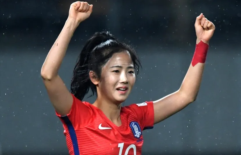 Hậu vệ Lee Young-ju Hậu vệ Lee Young-ju