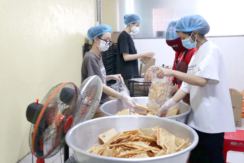 Hiện Lạc Lâm có trên 200 hộ dân sản xuất bánh tráng với hàng ngàn lao động có việc làm ổn định