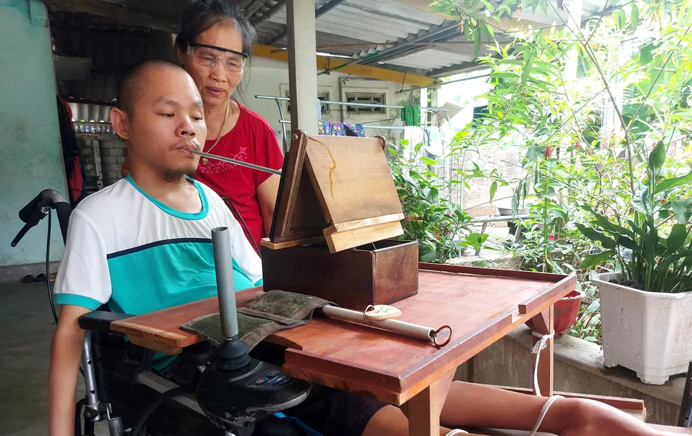 Chàng trai khuyết tật vượt lên số phận ảnh 1