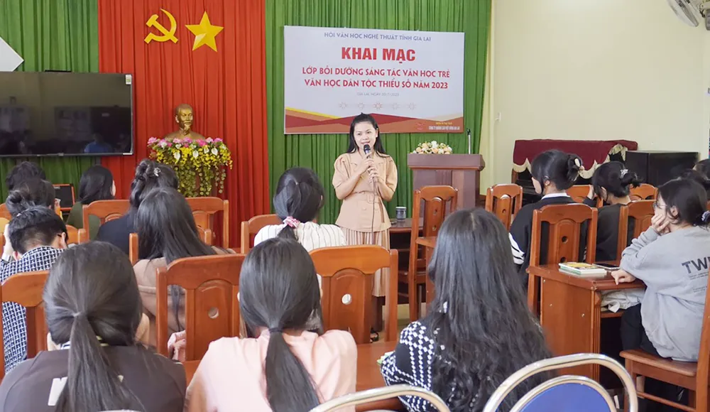 Nhà thơ Ngô Thanh Vân chia sẻ và truyền cảm hứng sáng tác cho các em học sinh tại lớp bồi dưỡng sáng tác “Văn học trẻ - Văn học dân tộc thiểu số”. Ảnh: MẠNH ĐỨC