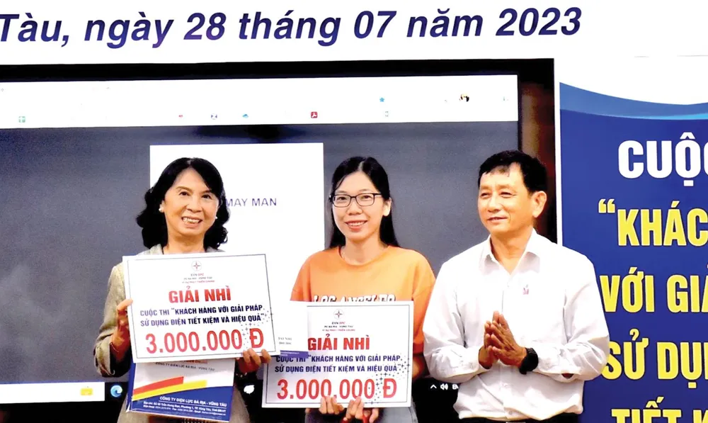 Ông Trần Thanh Hải - Phó Giám đốc Công ty Điện lực Bà Rịa - Vũng Tàu trao giải nhì cho các khách hàng