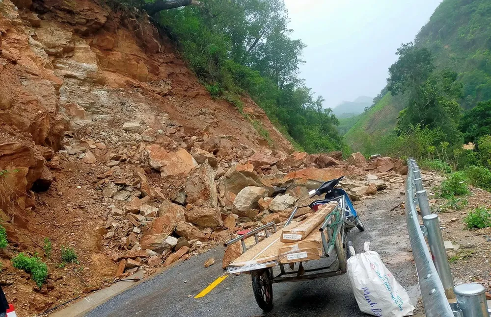Một điểm sạt lở trên tuyến đường Mường Xén - Mường Típ (huyện Kỳ Sơn). Ảnh: H.D