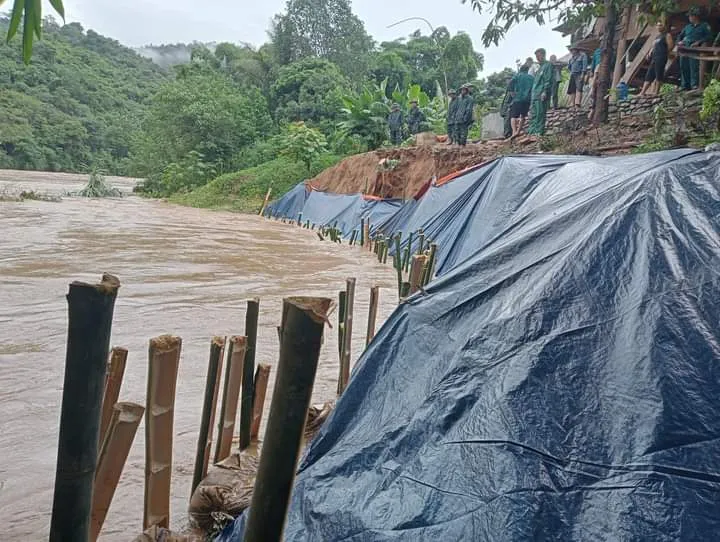 Sạt lở bờ sông Nậm Nơn đoạn qua bản Yên Hòa (xã Mỹ Lý, huyện Kỳ Sơn). Ảnh: B.P