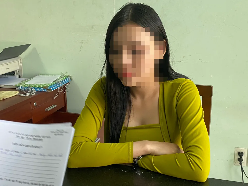 Hạnh tại cơ quan công an