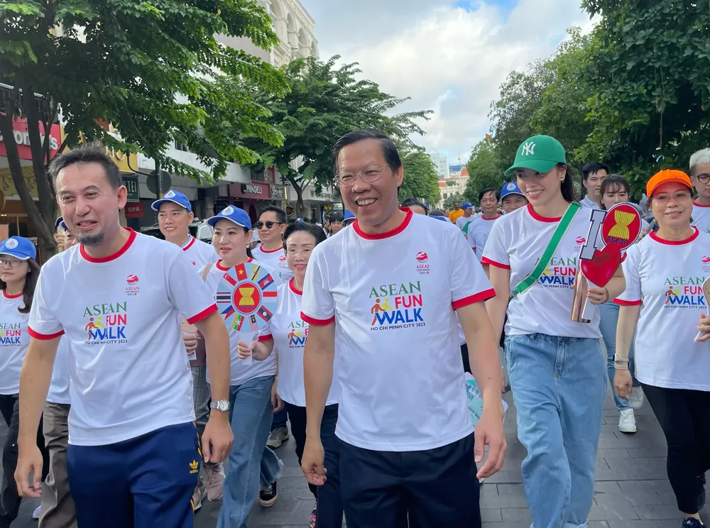 Chủ tịch UBND TPHCM Phan Văn Mãi và ông Agustaviano Sofjan,Tổng Lãnh sự Indonesia tại TPHCM tham gia chương trình đi bộ. Ảnh: VIỆT DŨNG