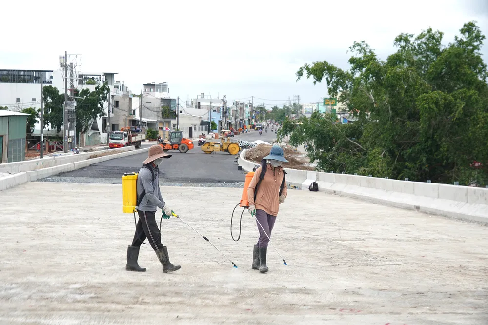 Bê tông mặt cầu được xử lý chống thấm lần 2 trước khi được tráng nhựa
