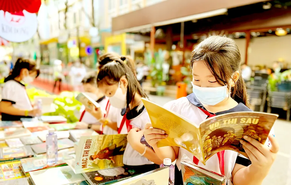 Đông đảo học sinh tìm đọc sách tại Đường sách TPHCM