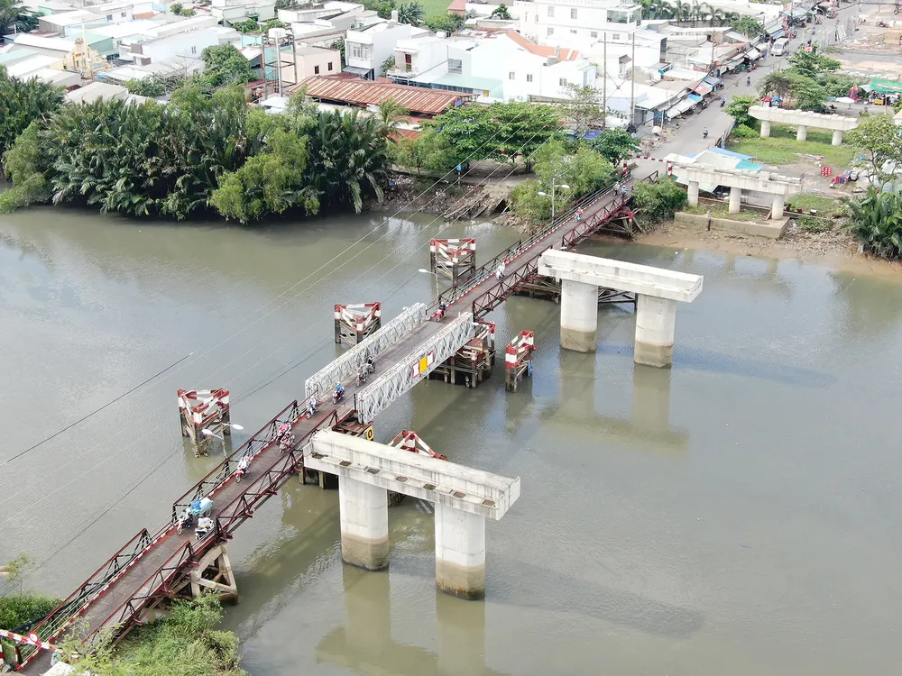 Người dân hiện nay vẫn sử dụng cầu sắt cũ để qua lại