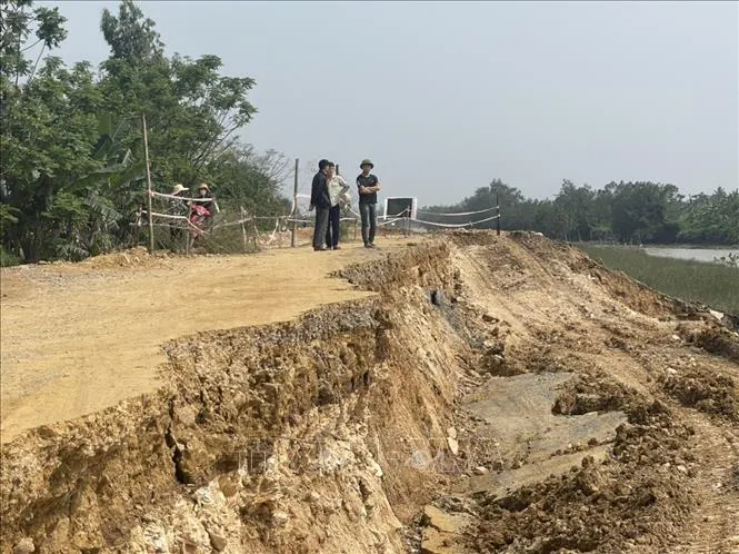 Sự cố sạt lở đã khiến 1/2 mặt đê bị sụt lún và sạt lở. Ảnh: TTXVN 