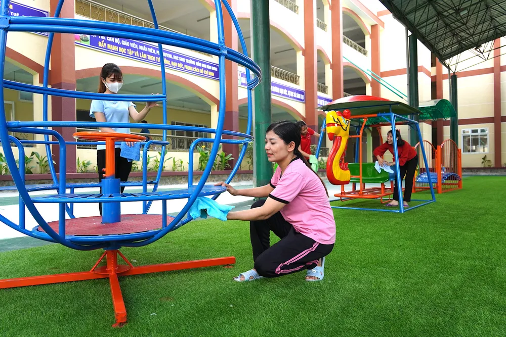 Giáo viên Trường Mầm non Bình Hưng (huyện Bình Chánh, TPHCM) tổng vệ sinh trường lớp chuẩn bị đón trẻ tựu trường. Ảnh: HOÀNG HÙNG