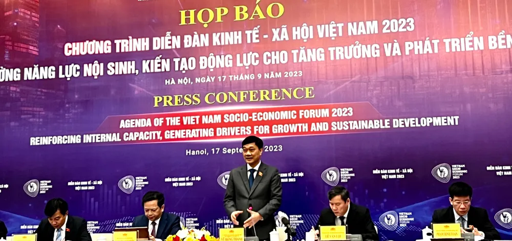 Chủ nhiệm Ủy ban Kinh tế Vũ Hồng Thanh chủ trì họp báo 