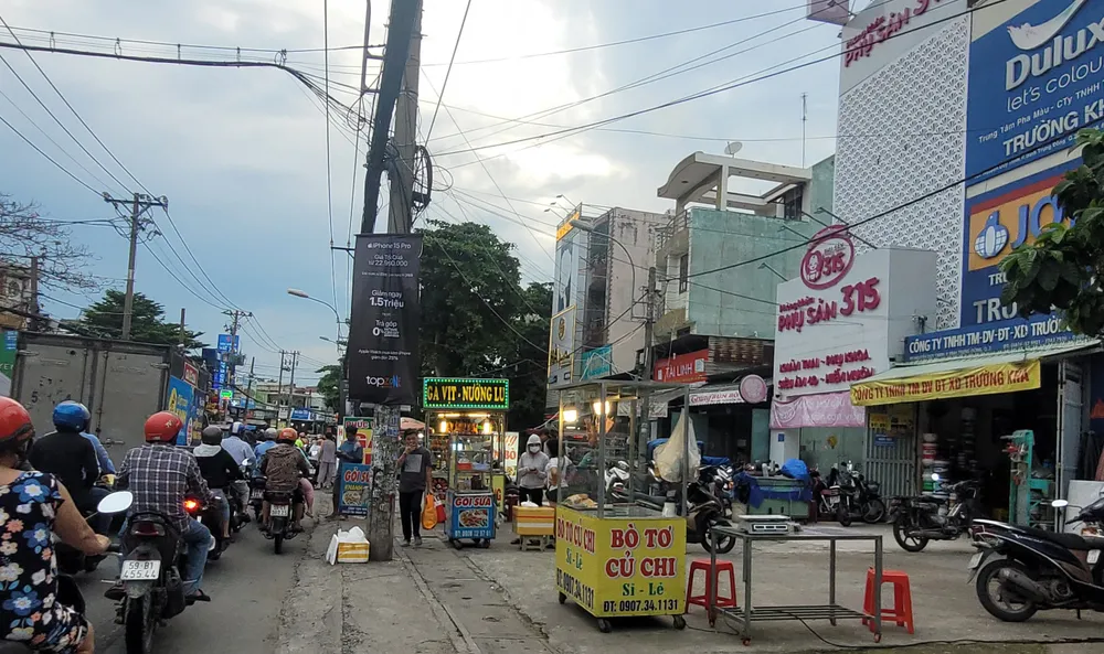 Buôn bán lấn chiếm vỉa hè đường Nguyễn Duy Trinh (TP Thủ Đức, TPHCM). Ảnh: THU HƯỜNG