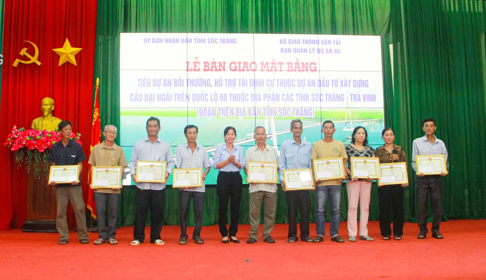 Tỉnh Sóc Trăng tuyên dương, khen thưởng các hộ dân bàn giao sớm mặt bằng thực hiện dự án cầu Đại Ngãi